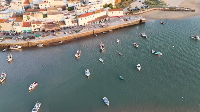Drone voo sobre a Vila de Ferragudo
