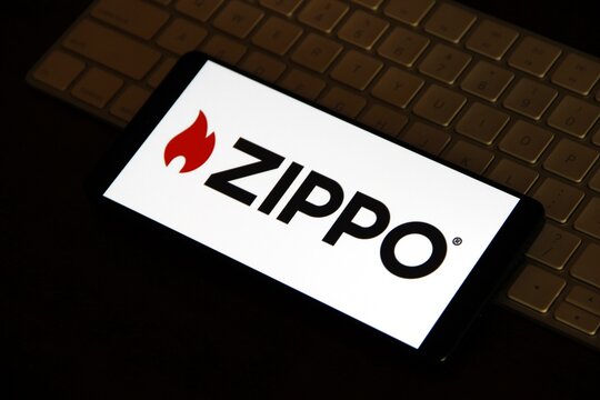Zippo - ic&ocirc;nico isqueiro de metal, recarreg&aacute;vel e &agrave; prova de vento, fabricado nos EUA desde 1932 pela Zippo Manufacturing Company. Conhecido por sua durabilidade.