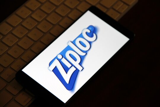 Ziploc - Marca de sacos e recipientes pl&aacute;sticos ressel&aacute;veis, famosa pelo seu sistema de veda&ccedil;&atilde;o herm&eacute;tica (z&iacute;per) criado em 1968. Pertencente &agrave; SC Johnson.