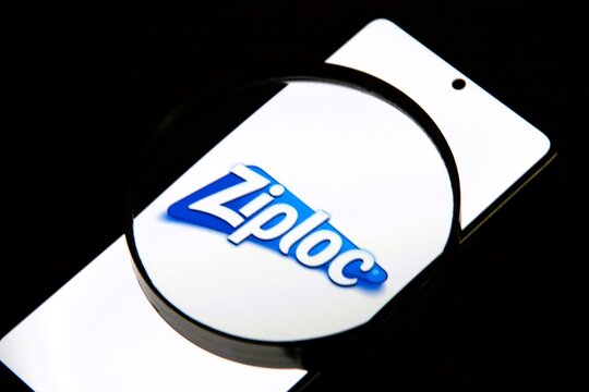 Ziploc - Marca de sacos e recipientes pl&aacute;sticos ressel&aacute;veis, famosa pelo seu sistema de veda&ccedil;&atilde;o herm&eacute;tica (z&iacute;per) criado em 1968. Pertencente &agrave; SC Johnson.