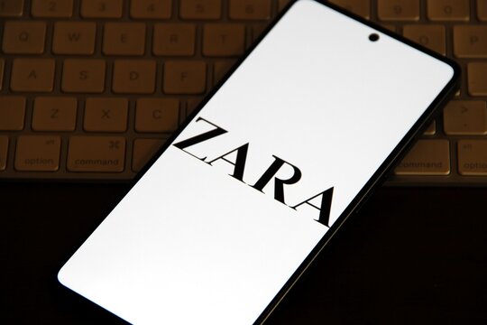 Zara - Rede de moda fast-fashion, de origem espanhola e pertencente ao grupo Inditex. Fundada em 1975, famosa por trazer tend&ecirc;ncias das passarelas rapidamente para o varejo.