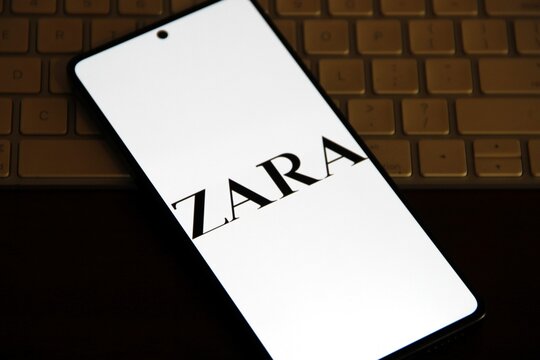 Zara - Rede de moda fast-fashion, de origem espanhola e pertencente ao grupo Inditex. Fundada em 1975, famosa por trazer tend&ecirc;ncias das passarelas rapidamente para o varejo.