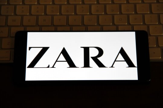 Zara - Rede de moda fast-fashion, de origem espanhola e pertencente ao grupo Inditex. Fundada em 1975, famosa por trazer tend&ecirc;ncias das passarelas rapidamente para o varejo.