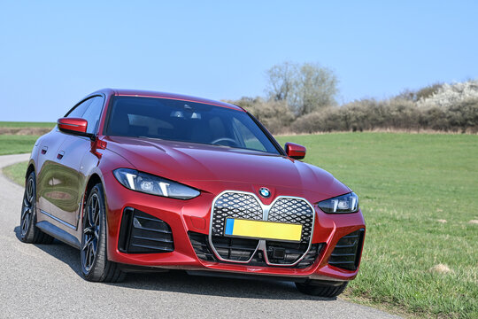 BMW I4 electrique rouge