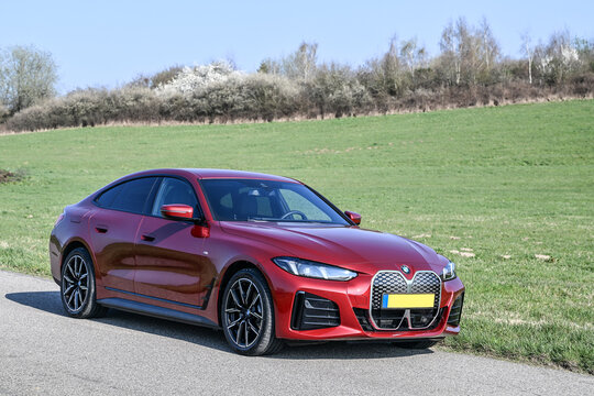 BMW I4 electrique rouge