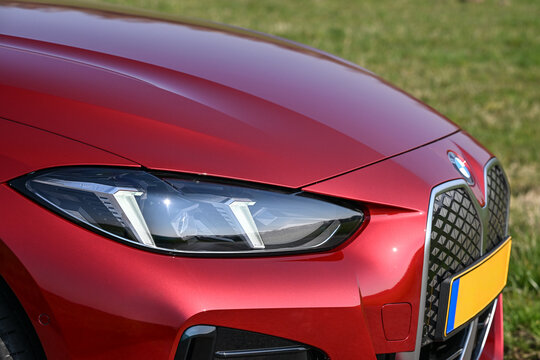 BMW I4 electrique rouge