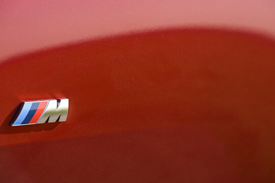 BMW I4 electrique rouge