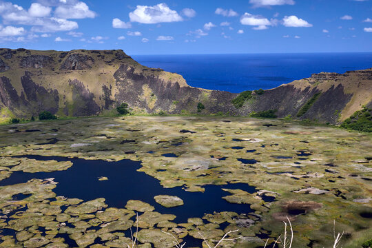 Kratersee des Vulkans Rano Kau mit schwimmenden Inseln, Osterinsel