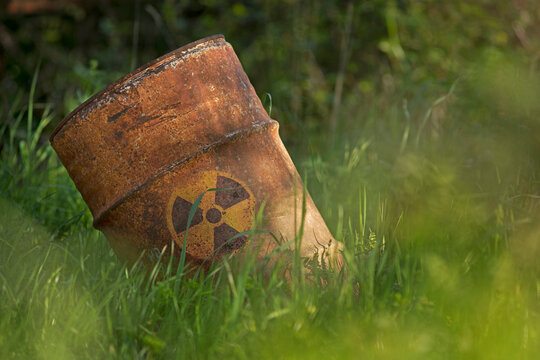 Tonneau baril vieux rouill&eacute; ayant contenu des mati&egrave;res toxiques et radioactives abandonn&eacute; en pleine nature comme une image de fin du monde apocalyptique. 