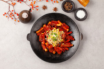 돼지고기의 갈비의 등 쪽에 붙어 있는 부분. 또는 등에 붙은 갈비. The part of pork ribs attached to the back. Or ribs attached to the back.   © jinho Park