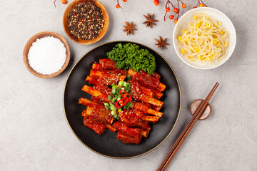 돼지고기의 갈비의 등 쪽에 붙어 있는 부분. 또는 등에 붙은 갈비. The part of pork ribs attached to the back. Or ribs attached to the back.   © jinho Park