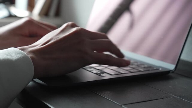 ノートパソコンをタイピングする手元 俯瞰 ビジネス リモートワーク 集中 / Close-up of hands typing on laptop keyboard, top view, remote work and productivity concept