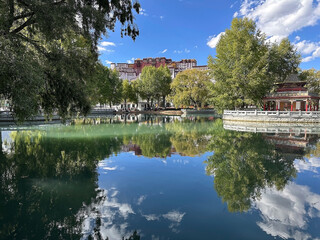 Fototapeta premium The Potala Palace and lake view from the Potala Square in Lhasa,Tibet, Cina. It was formerly the winter palace of Dalai Lamas