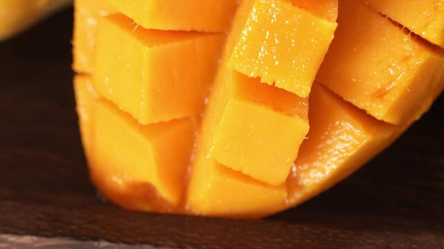 Fresh Zhanjiang Mango Pulp Display Tropical Fruit