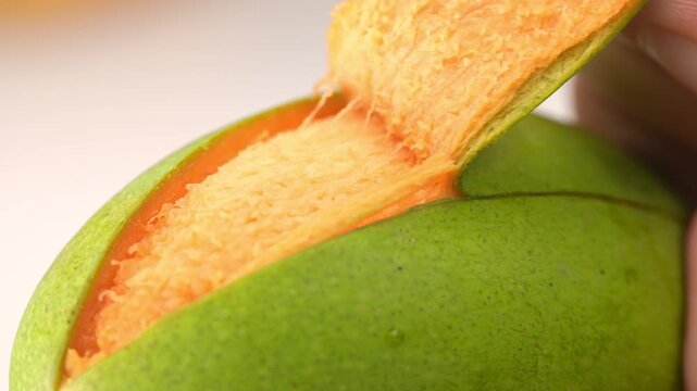 Fresh Zhanjiang Mango Peeling Process Tropical Fruit