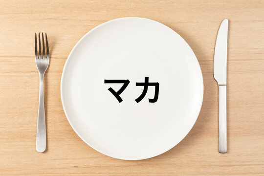 「マカ」と書かれた皿とカトラリー
