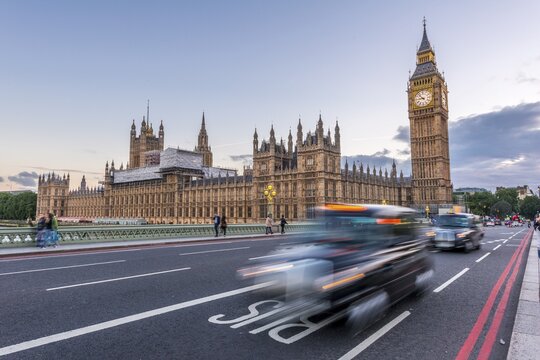 London Taxis on Westminster Bridge, Palace of Westminster, Houses of Parliament, Big Ben, City of Westminster, London, England, UK