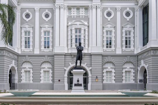 Sir Stamford Raffles Statue in front of the Victoria Theatre and Concert Hall, Colonial District, Singapore