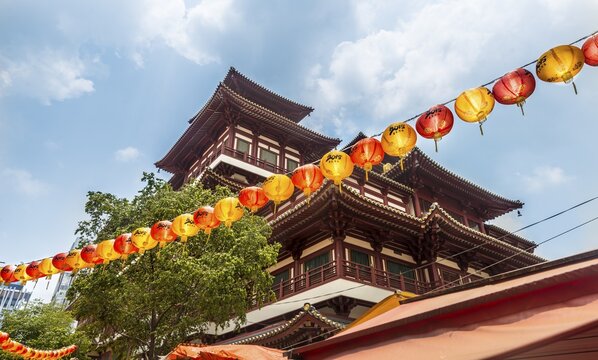 Colorful lanterns in front of the Thong Hood Cho Temple, Waterloo Street, Chinatown, Singapore
