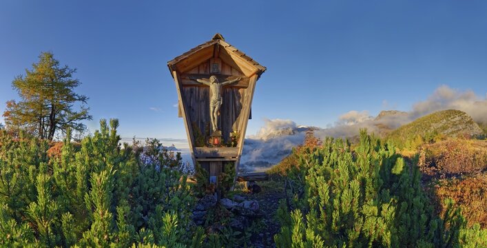 Way cross at the Feuerpalfen, K&ouml;nigssee, Sch&ouml;nau, Berchtesgaden, Bavaria, Germany