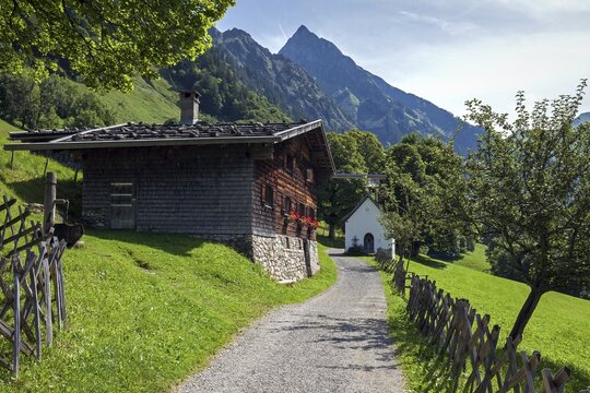 Historic mountain farming village Gerstruben, Marien Chapel and H&ouml;fats at the back, Dietersbachtal, near Oberstdorf, Allg&auml;u Alps, Oberallg&auml;u, Allg&auml;u, Bavaria, Germany
