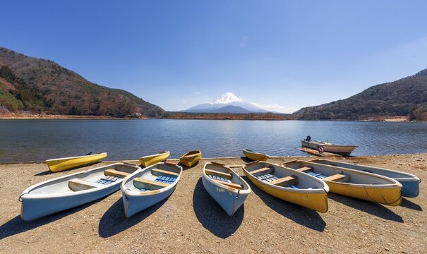 Rowing boats on the shore, view over a lake to the volcano Mt Fuji, Motosu Lake, Yamanashi Prefecture, Japan
