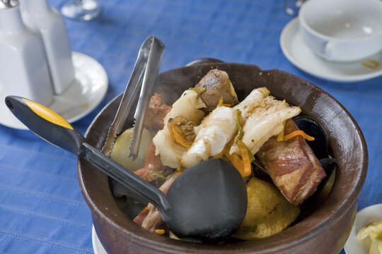 Curanto, traditional Chilo&eacute;n dish, Ancud, Chilo&eacute; Island, Region de los Lagos, Chile, South America