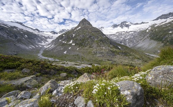 Mountains on the Berliner H&ouml;henweg, left mountain peak Steinmandl , right Gro&szlig;er M&ouml;seler, glacier Waxeggkees, Zillertal Alps, Zillertal, Tyrol, Austria