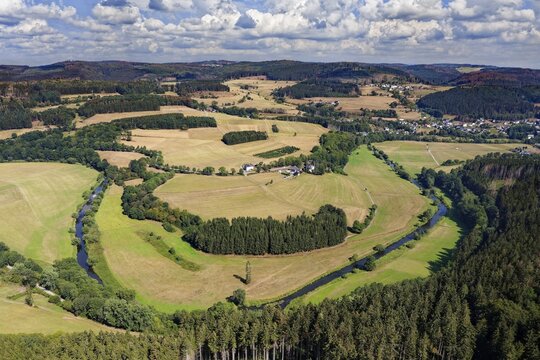 Oberh&uuml;ttental with bend of the Eder, on the right Schwarzenau, district of Bad Berleburg, Siegen-Wittgenstein district, North Rhine-Westphalia, Germany