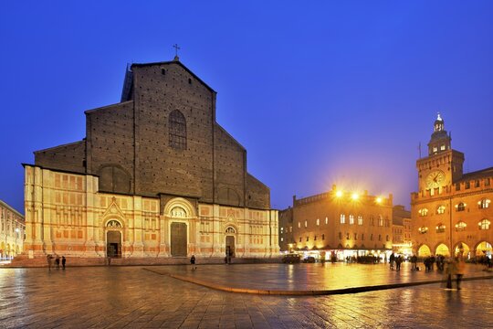 Basilica di San Petronio right tower, Palazzo d'Accursio, illuminated at dusk, Market Square Maggiore, Bologna, Emilia-Romagna, Italy