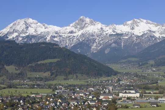 Haller Mauern mountain chain and the city of Admont, Gesaeuse mountain region, Styria, Austria, Europe
