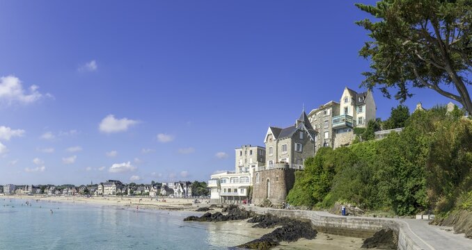 Seaside resort with beach and promenade path, Saint-Cast-le-Guildo, D&eacute;partement C&ocirc;tes-d'Armor, France