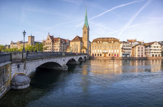 Fraum&uuml;nster, Limmat in the old town of Zurich, Switzerland