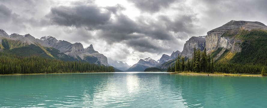 Turquoise blue glacial lake Maligne Lake, mountains Mount Paul, Monkhead and Mount Warren in the back, Maligne Valley, autumn, Jasper National Park National Park, Canadian Rocky Mountains, Alberta, Canada