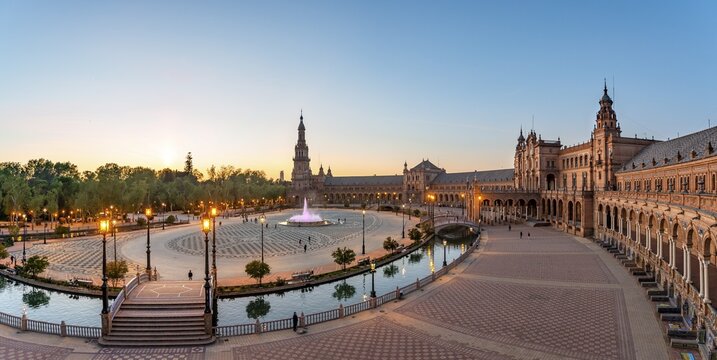 View over the Plaza de Espa&ntilde;a at sunset, Sevilla, Andalusia, Spain