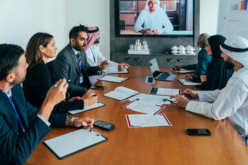 Obraz premium Multiethnic business team having corporate meeting and video call