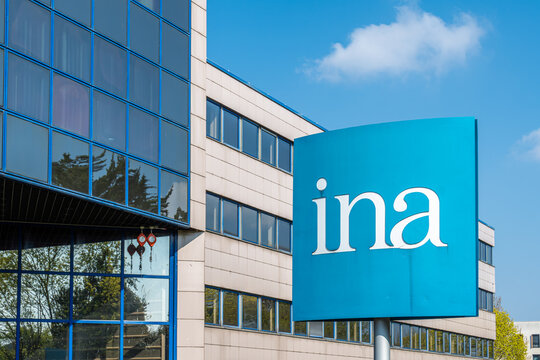 Bry-sur-Marne, France - 22 mars 2026: Enseigne et logo de l'Institut National de l'Audiovisuel (INA), &eacute;tablissement public fran&ccedil;ais en charge notamment d'archiver les productions audiovisuelles