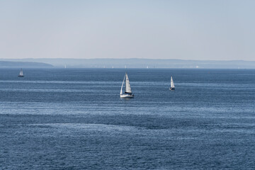 Fototapeta premium Segelboote auf blauem Meer 
