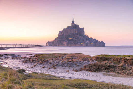 La nuit tombe sur le Mont-Saint-Michel en Normandie
