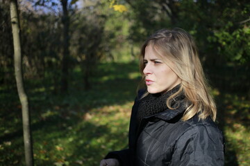 Obraz premium A young woman walks through the autumn park.