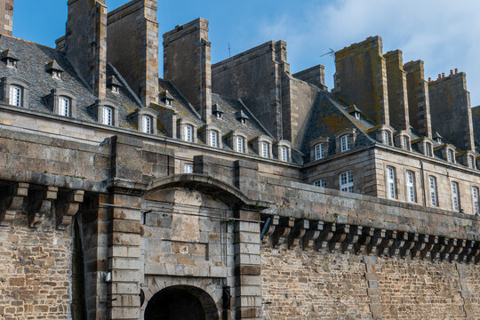 Saint-Malo, la porte de Dinan et les remparts
