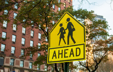Señal de paso de peatones en Broadway, Manhattan. Vista del paisaje urbano de la ciudad de Nueva York, noviembre de 2019. © AngelLuis