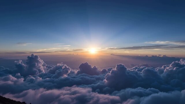 人物なしの夜明け直後、積雲主体の空に長い淡色の光芒が差す雲景