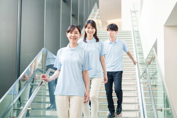 Fototapeta premium 介護の現場で働くスタッフ