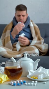 Mensch mit Erk&auml;ltung zu Hause auf dem Sofa 