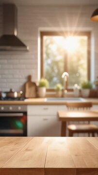 Holztisch in heller K&uuml;che mit Sonnenlicht