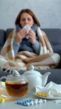 Mensch mit Erk&auml;ltung zu Hause auf dem Sofa 