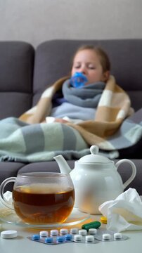 Mensch mit Erk&auml;ltung zu Hause auf dem Sofa 