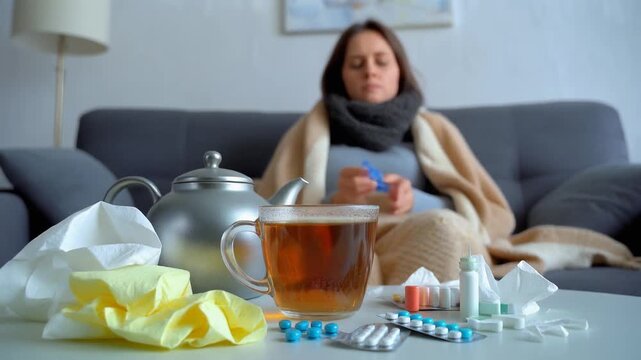 Mensch mit Erk&auml;ltung zu Hause auf dem Sofa 