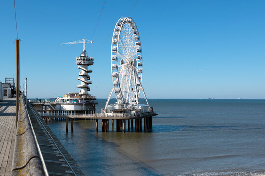 Pier von Scheveningen in den Niederlanden mit seinen markanten Attraktionen.